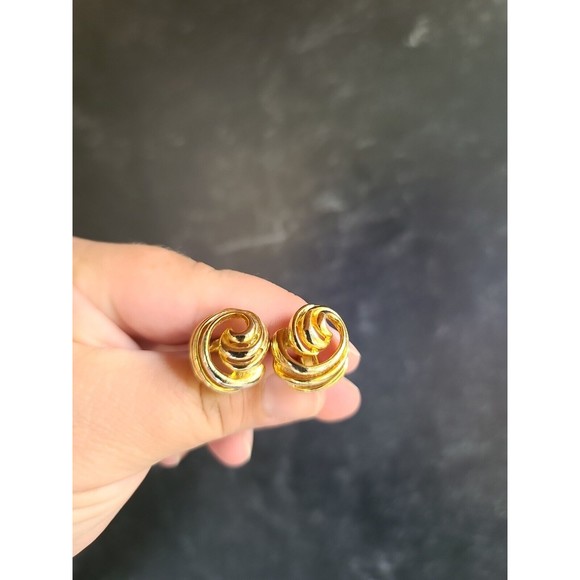 Vintage Gold Tone Swirl Clip-on Earrings - Picture 9 of 10